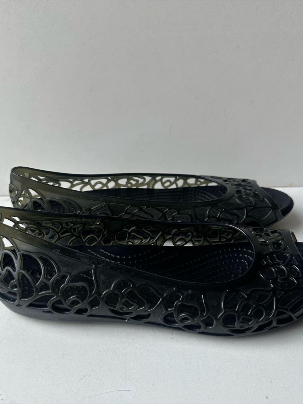 Crocs Women’s Black Floral Cutout Peep Toe Jelly Flats Comfort Shoes Size 7 W - Picture 4 of 10